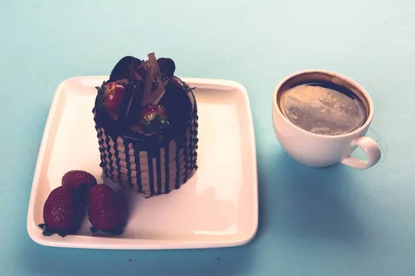 Plateau Avec Délicieux Gâteau Sur Table — Photo