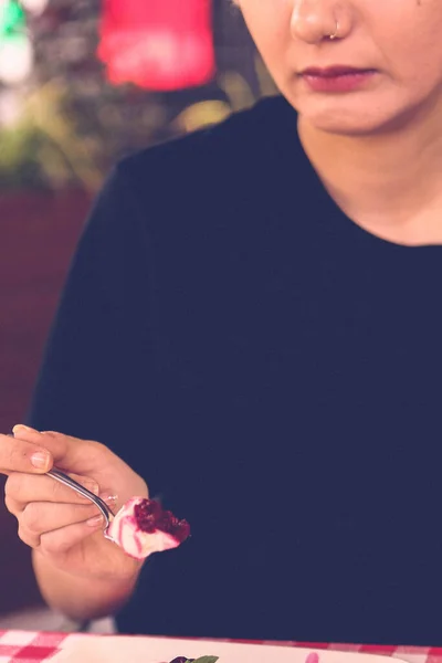 Junta Con Delicioso Pastel Mesa —  Fotos de Stock