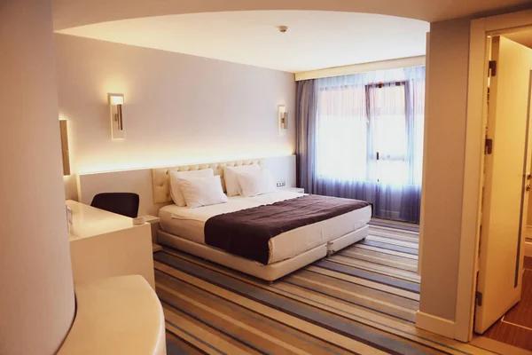 豪華なスタイルの快適なホテルのベッドルーム — ストック写真