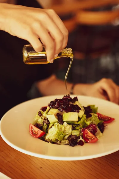 Retrato Atractiva Mujer Caucásica Sonriente Comiendo Ensalada Centran Mano Tenedor — Foto de Stock