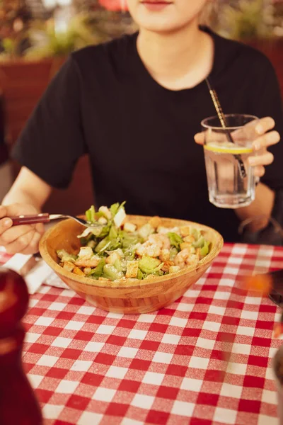 Retrato Atractiva Mujer Caucásica Sonriente Comiendo Ensalada Centran Mano Tenedor — Foto de Stock