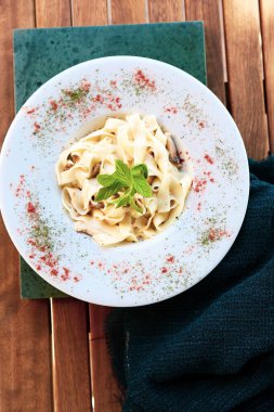 Lezzetli soslu lezzetli klasik İtalyan makarnası..