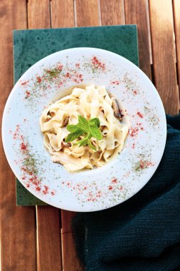 Lezzetli soslu lezzetli klasik İtalyan makarnası..