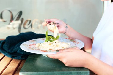Lezzetli soslu lezzetli klasik İtalyan makarnası..