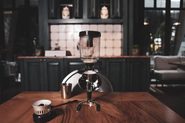 Kahve odasında kahve hazırlayan barista.