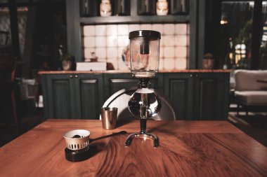 Kahve odasında kahve hazırlayan barista.