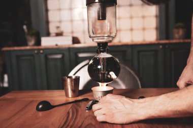 Kahve odasında kahve hazırlayan barista.
