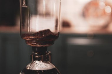 Kahve odasında kahve hazırlayan barista.