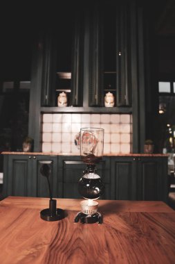 Kahve odasında kahve hazırlayan barista.
