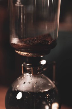 Kahve odasında kahve hazırlayan barista.