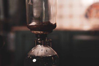 Kahve odasında kahve hazırlayan barista.