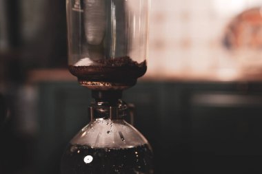 Kahve odasında kahve hazırlayan barista.