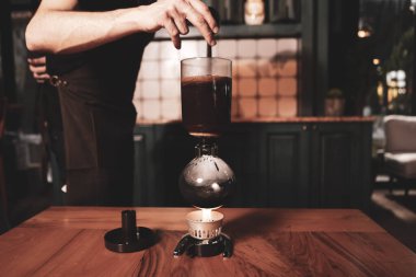 Kahve odasında kahve hazırlayan barista.