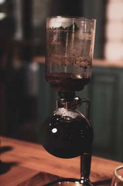 Kahve odasında kahve hazırlayan barista.