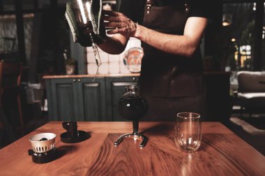 Kahve odasında kahve hazırlayan barista.