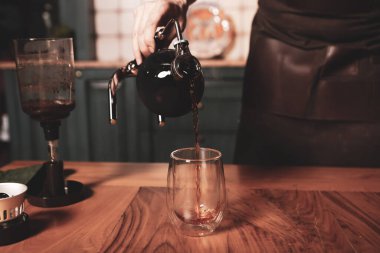 Kahve odasında kahve hazırlayan barista.