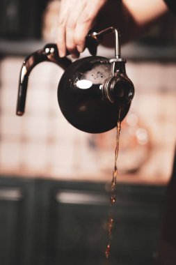 Kahve odasında kahve hazırlayan barista.