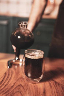 Kahve odasında kahve hazırlayan barista.