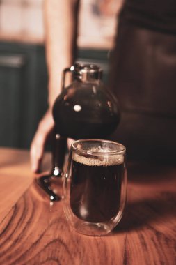 Kahve odasında kahve hazırlayan barista.