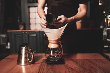 Kahve odasında kahve hazırlayan barista.