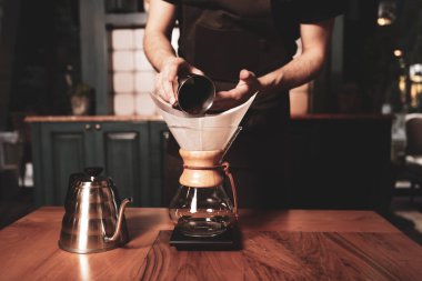 Kahve odasında kahve hazırlayan barista.
