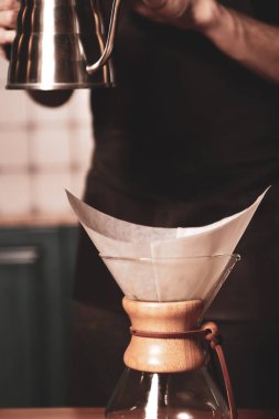 Kahve odasında kahve hazırlayan barista.