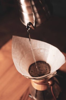 Kahve odasında kahve hazırlayan barista.