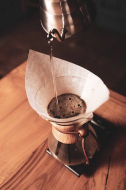 Kahve odasında kahve hazırlayan barista.
