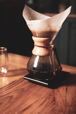 Kahve odasında kahve hazırlayan barista.