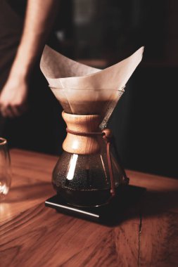 Kahve odasında kahve hazırlayan barista.
