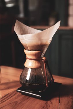 Kahve odasında kahve hazırlayan barista.