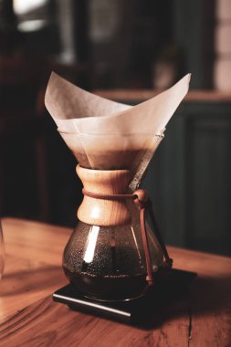 Kahve odasında kahve hazırlayan barista.