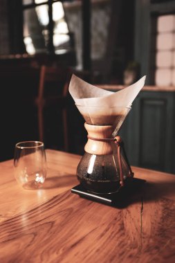 Kahve odasında kahve hazırlayan barista.