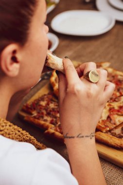 Geleneksel Türkçe fırında pide. Türk pizzası, Orta Doğu aperatifleri. Türk mutfağı. Et ile doldurulmuş çam