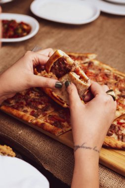 Geleneksel Türkçe fırında pide. Türk pizzası, Orta Doğu aperatifleri. Türk mutfağı. Et ile doldurulmuş çam