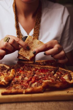 Geleneksel Türkçe fırında pide. Türk pizzası, Orta Doğu aperatifleri. Türk mutfağı. Et ile doldurulmuş çam