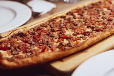 Geleneksel Türkçe fırında pide. Türk pizzası, Orta Doğu aperatifleri. Türk mutfağı. Et ile doldurulmuş çam