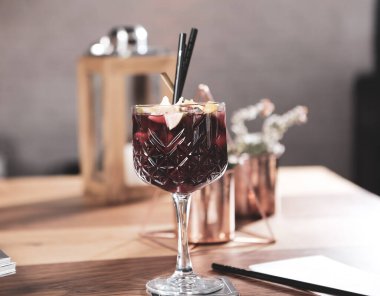 Lokantadaki masada alkol kokteyli.