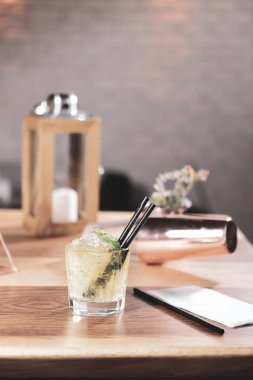 Lokantadaki masada alkol kokteyli.