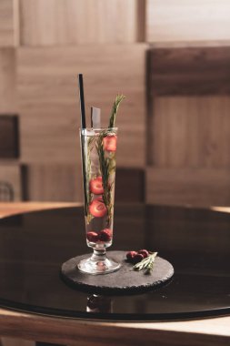 Lokantadaki masada alkol kokteyli.