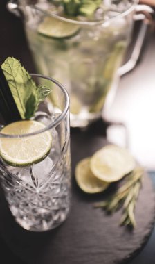 Lokantadaki masada alkol kokteyli.