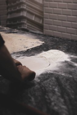Türk pizzası ya da lahmacun yapmak - Akdeniz ülkelerinde fast food ve popüler sokak yemekleri. Hamur, kıyma ve sebze karışımı Türk pidesini pişirmek için..
