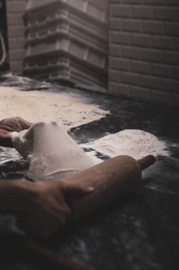 Türk pizzası ya da lahmacun yapmak - Akdeniz ülkelerinde fast food ve popüler sokak yemekleri. Hamur, kıyma ve sebze karışımı Türk pidesini pişirmek için..