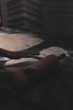 Türk pizzası ya da lahmacun yapmak - Akdeniz ülkelerinde fast food ve popüler sokak yemekleri. Hamur, kıyma ve sebze karışımı Türk pidesini pişirmek için..