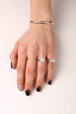 Elmas Mücevherler ve Moda Mücevherleri