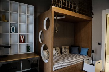 Modern çocuk odasının içi.