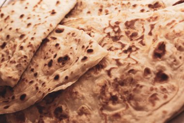 Bir grup çeşit kurabiye. Çikolata parçacıklı, yulaflı, kuru üzümlü, beyaz çikolatalı.