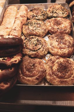 Bir grup çeşit kurabiye. Çikolata parçacıklı, yulaflı, kuru üzümlü, beyaz çikolatalı.