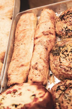 Bir grup çeşit kurabiye. Çikolata parçacıklı, yulaflı, kuru üzümlü, beyaz çikolatalı.