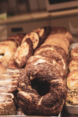 Bir grup çeşit kurabiye. Çikolata parçacıklı, yulaflı, kuru üzümlü, beyaz çikolatalı.